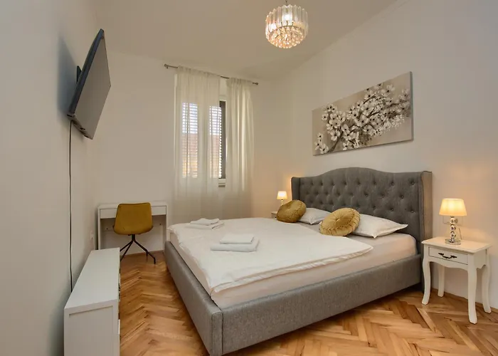 Augustus Apartment