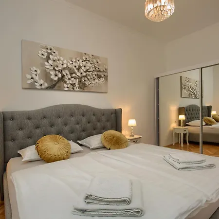 Augustus * Πούλα